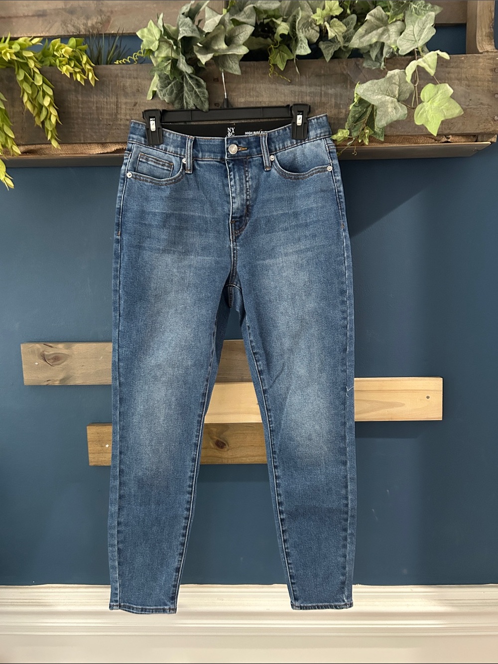 New York & Company Curvy Super Skinny HR Ankle. Sz 8